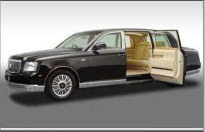 لغرض التخلص من المنهوبات .. ميليشا الحوثي تنهب سيارات التشريفات وتعرضها للبيع بثمن بخس