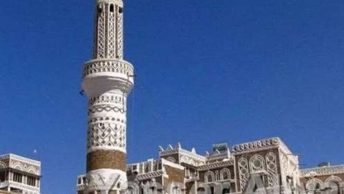 في العاصمة صنعاء.. مصلون يقيمون الصلاة اثناء الخطبة ويجبرون الخطيب الحوثي على السكوت