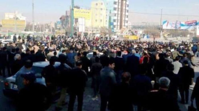 في ايران .. المظاهرات تتوسع في طهران وعدد من المحافظات  .. والنظام يرد : مؤامرة.. تفاصيل