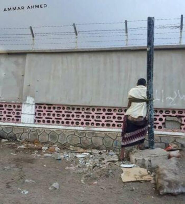 اسرار المجتمع| بالصورة.. شاهد في عدن.. مسلحون متشددون يربطون مواطن بعمود انارة بمديرية المنصورة  والسبب!