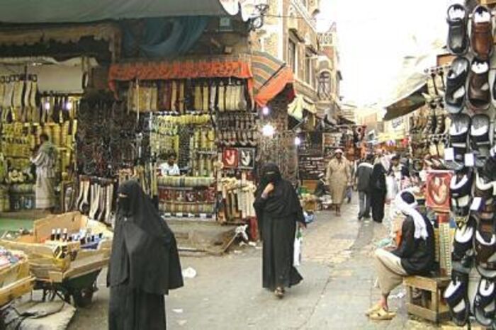 اسرار المجتمع| اختطاف..اعتداء..تنكيل.. تمارسها جماعة الحوثي .. وهذه المرة حملة اعتقالات ومداهمات لأصحاب البسطات بالعاصمة صنعاء ..