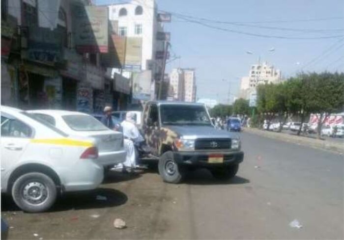 اسرار| بالصور شاهد .. قيادي حوثي يقوم بتغيير لون طقم عسكري منهوب من صنعاء